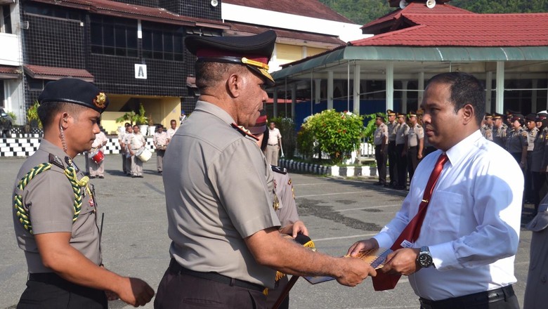 Penghargaan untuk Polisi Berprestasi di Hari Sumpah Pemuda