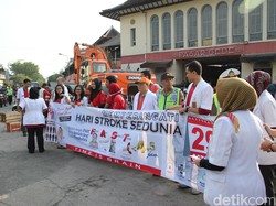Peringati Hari Stroke, Puluhan Dokter Saraf di Solo Turun ke Jalan