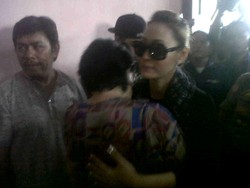 Isak Tangis Warnai Pertemuan Inul dan Keluarga Korban Kebakaran