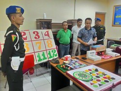 Puluhan Juta Uang Judi dan 750 Kondom Diamankan dari Lokalisasi Boker