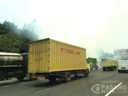 Kebakaran Rumput di Pinggir Tol Cikampek, Asap Masuk ke Jalan