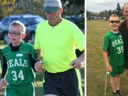 Inspiratif, Anak Ini Juarai Lomba Lari Meski Matanya Tak Bisa Melihat