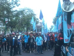 Buruh Tumpah Ruah di Patung Kuda, Lalu Lintas Macet