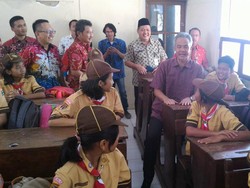 Gubernur Ganjar dan Kenangan Dihukum Guru Killer di SD