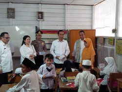 Jokowi Kunjungi Kelas Aman Asap di Jambi, Anak-anak SD ini Senang