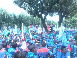 Ribuan Buruh Demo Ahok di Balai Kota, Lalu Geser ke Istana