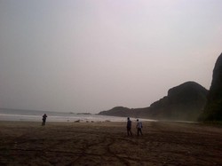 Melawat ke Pantai Indah di Kebumen, Tapi Sayang Akses Jalannya Merisaukan