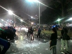 Dipukul Mundur Polisi, Buruh Lari ke Arah Patung Kuda