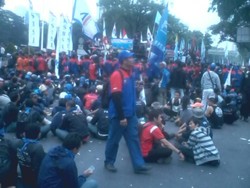 Massa Buruh Belum Bubar, Hindari Jalanan Sekitar Istana