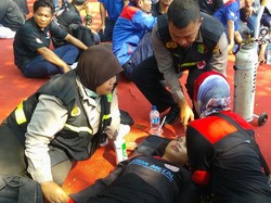 Kepanasan, Belasan Buruh Pingsan Saat Demo di Depan Istana