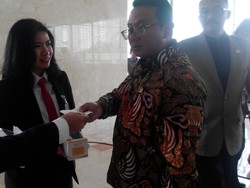 Novanto Perintahkan Staf DPR Bagi-bagi Masker Jelang Paripurna, Buat Apa?