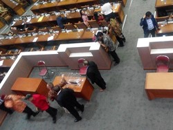 Heboh Ruhut Ajak Anggota DPR Isi Kotak Donasi Asap di Paripurna