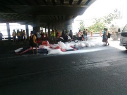 Sak Tepung Terjatuh di Tengah Jalan, Lalu Lintas di Krembangan Macet