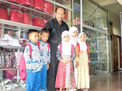 Di Toko Serba Gratis Bale Asih, Kejujuran Jadi Alat Tukar dan Jaminan