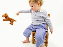 Si Kecil Gemar Menjatuhkan Barang? Sebenarnya Dia Sedang Belajar Lho