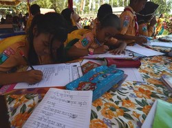 Pecahkan Rekor MURI, 1.200 Siswa di Banyuwangi Menulis Aksara Jawa