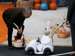 Saat Obama Bagikan Permen untuk Paus Fransiskus di Gedung Putih