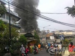 Toko di Dekat Pasar Nangka Jakpus Terbakar, 20 Unit Damkar Meluncur
