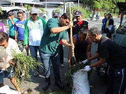 Cegah Banjir, Wali Kota Kediri Turun Langsung Bersihkan Sampah di Sungai