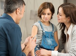 Cara-cara Mengurangi Stres Pada Anak yang Akan Disuntik Vaksin