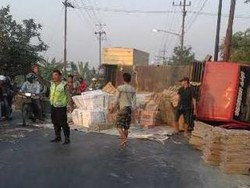 Truk Muat Keramik Terguling di Karang Pilang, Arus Lalin Terhambat