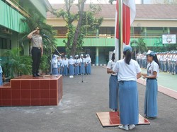 Jadi Pembina Upacara di SMA 6 Jakarta, Kompol Ary Wanti-wanti Bahaya di Media Sosial