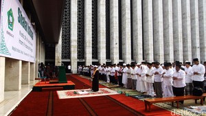 Apa yang Harus Diucapkan saat Imam Lupa Gerakan Sholat?