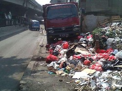 Trotoar di Jalan di Depok Ini Terkena Imbas Perluasan Tempat Sampah