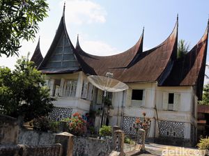 Rumah Gadang: Mengungkap Filosofi dan Keunikan Arsitektur Khas Minangkabau Rumah Gadang: Mengungkap Filosofi dan Keunikan Arsitektur Khas Minangkabau
