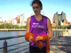 Unik! Wanita Ini Bakal Lari Maraton Sambil Merajut