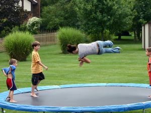 Pegas Logam Trampolin Tertancap di Punggung Bocah Laki-laki