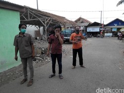 Keracunan Udara, Warga Sekitar Pabrik PT DCI Cikarang Memakai Masker