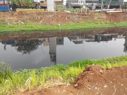 Melihat Air Kalimalang yang Hitam Pekat dan Berbau