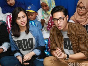 Suami Nycta Gina Menangis Saat Adzankan Putranya