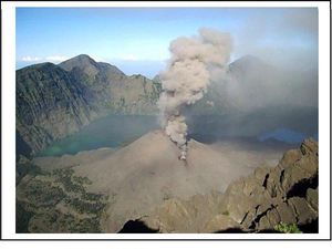 Anak Gunung Rinjani Meletus, Semburkan Abu Vulkanik Setinggi 2 Km Anak Gunung Rinjani Meletus, Semburkan Abu Vulkanik Setinggi 2 Km