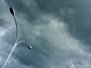 Mengapa Awan Mendung Berwarna Abu-abu? Ini Penyebabnya Mengapa Awan Mendung Berwarna Abu-abu? Ini Penyebabnya