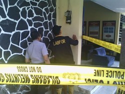 Tim Labfor Olah TKP Pasca Kebakaran Polsek Klakah