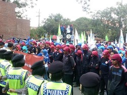 Buruh di Mojokerto Tuntut UMK 2016 Rp 3,3 Juta