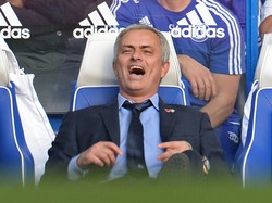 Di posisi manajer ada Jose Mourinho. Pria asal Portugal ini sepertinya memang punya hobi berseteru dengan manajer tim lawan. Di pinggir lapangan, dia pernah berlari sejauh sekitar 100 meter di Old Trafford demi merayakan kemenangan timnya. (Philip Brown)