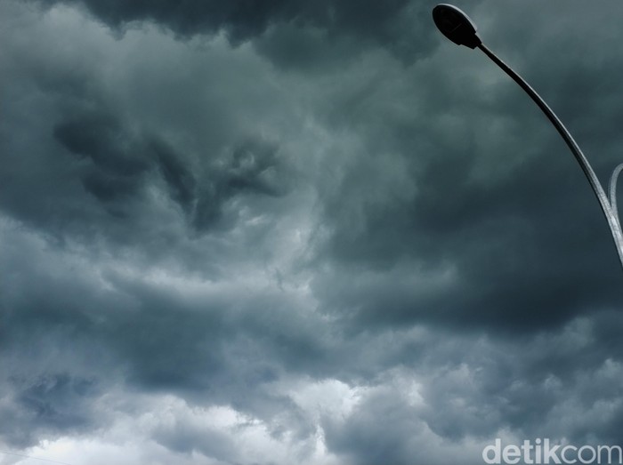 Gumpalan awan Mendung Gumpalan awan Mendung. detikfoto/dikhysasra