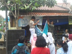 Waspada Bahaya Rokok, Siswa SMP Ini Copot Iklan Rokok di Warung-warung