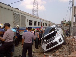 Tewas Tertabrak KA di Semarang, Pemotor Masuk ke Kolong Kereta
