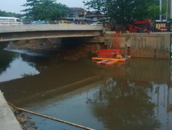Begini Cara Petugas Bersihkan Sampah yang Melimpah di Pintu Air Manggarai
