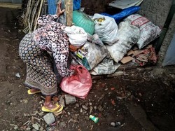 Mak Okoy, Nenek 75 Tahun Memulung Kertas Bekas untuk Hidupi Seorang Cucu