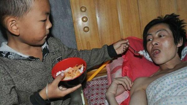 Kisah Bocah 7 Tahun yang Rawat Ayahnya Seorang Diri