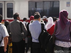 Ada Longsor di Citayam Jadi Penyebab Commuter Line Jalur Bogor Tertahan