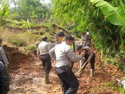 Longsor Sempat Tutup Akses Sindangkerta-Ciwidey