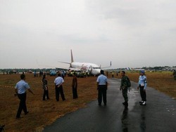 Cegah Warga Mendekat, Pesawat Batik Air Dipasangi Safety Line Bandara
