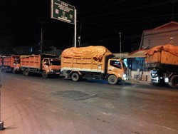 Truk Sampah DKI Jakarta Mengular di TPST Bantargebang, Ini Penampakannya