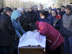 Korban Pesawat Rusia Jatuh Mulai Dimakamkan Keluarganya